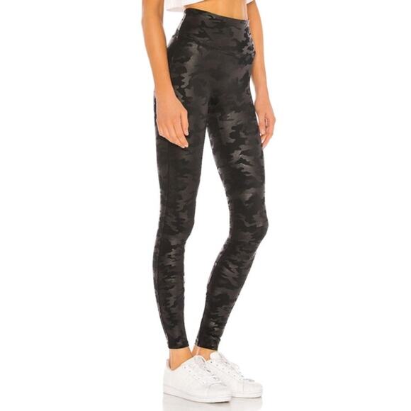 Spanx Faux Leather Camo Print Leggings in Black Size Medium - Picture 1 of 7